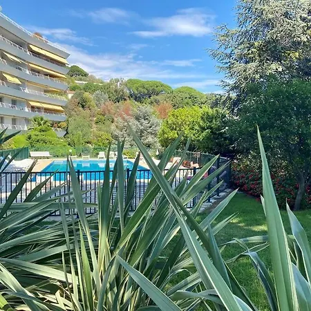 Les Mimosas, Seaview And Pool. 칸느